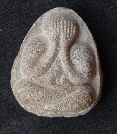 พระปิดตามหาเสน่ห์ หลังยันต์พุทโธ วัดลาดปลาเค้า เนื้อเกสร นวลๆ ยันต์ลึกคมสวย คราบกรุ คัดสวยมาก หายาก 