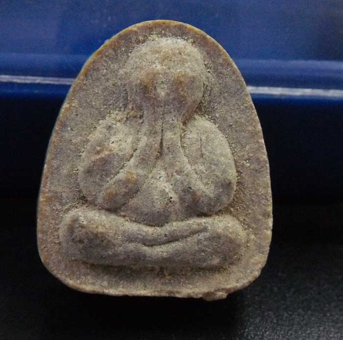 พระปิดตา วัดพลับพลา หลังเรียบ เกจิอาจารย์ดังร่วมปลุกเสกพิธีใหญ่ พ.ศ. 2516