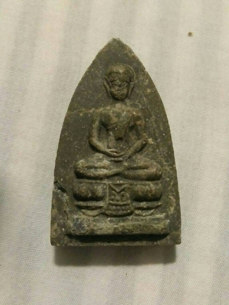  พระผงน้ำมันหลวงพ่อกวย พิมพ์เเศียรโล้น หลังสิงห์