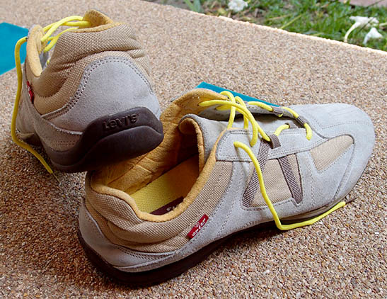 รองเท้า Levi's ของแท้  ดีไซน์สวยเฉียบ พื้นยังใหม่ๆเต็มๆเลย 