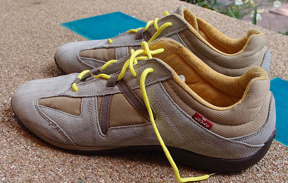 รองเท้า Levi's ของแท้  ดีไซน์สวยเฉียบ พื้นยังใหม่ๆเต็มๆเลย 