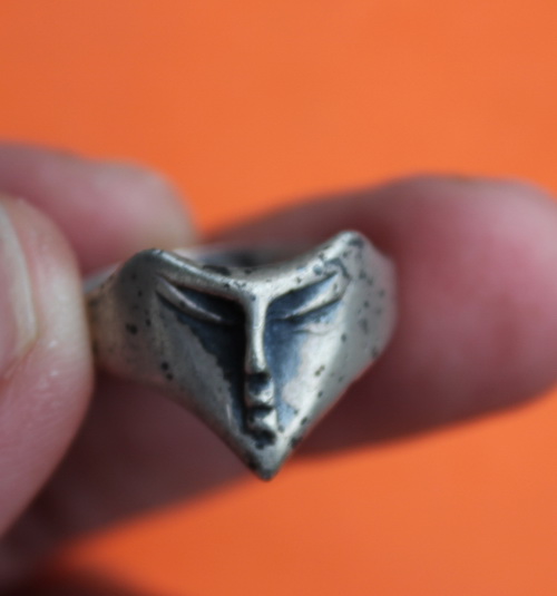 ((เคาะเดียวแดง)) แหวนโลหะผสมรูปหน้าคน  มือ 2 ขนาดเส้นผ่านศูนย์กลาง 2 ซม.