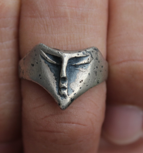 ((เคาะเดียวแดง)) แหวนโลหะผสมรูปหน้าคน  มือ 2 ขนาดเส้นผ่านศูนย์กลาง 2 ซม.