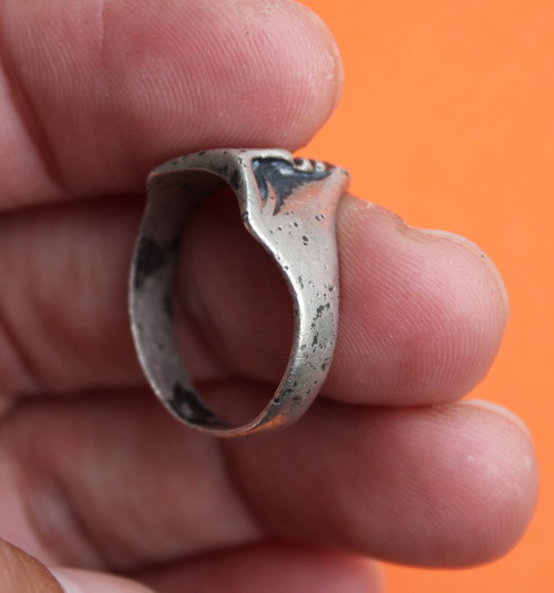 ((เคาะเดียวแดง)) แหวนโลหะผสมรูปหน้าคน  มือ 2 ขนาดเส้นผ่านศูนย์กลาง 2 ซม.