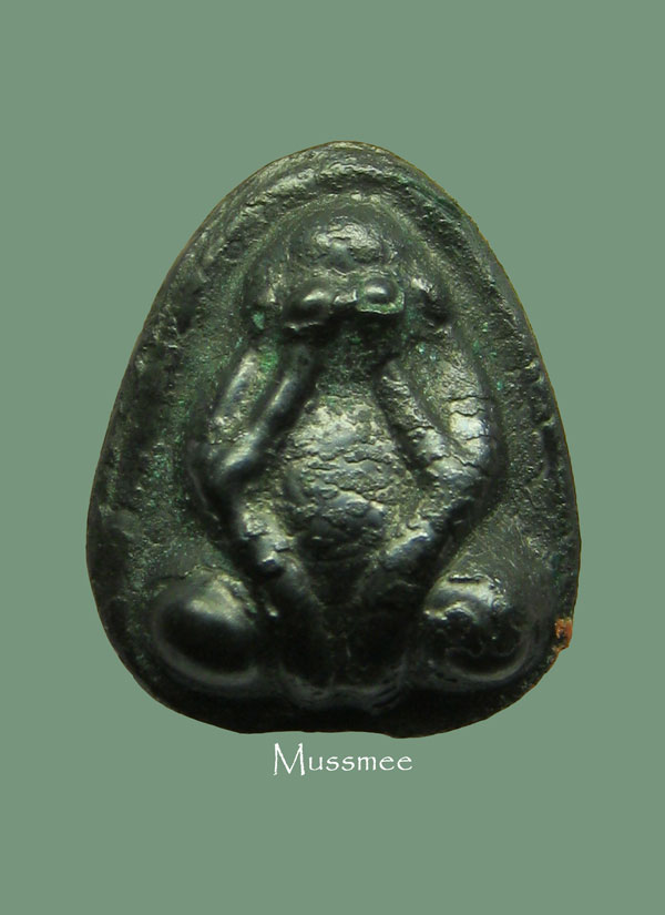 พระปิดตา หลวงปู่ทอง วัดราชโยธา เนื้อเมฆพัต หลังยันต์เฑาะห์ (พบน้อย) 