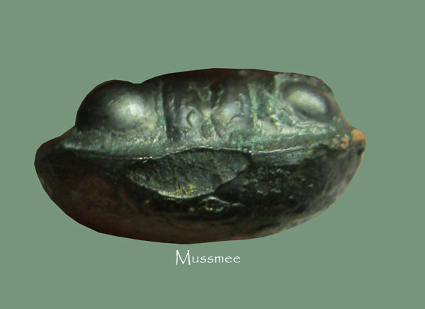 พระปิดตา หลวงปู่ทอง วัดราชโยธา เนื้อเมฆพัต หลังยันต์เฑาะห์ (พบน้อย) 