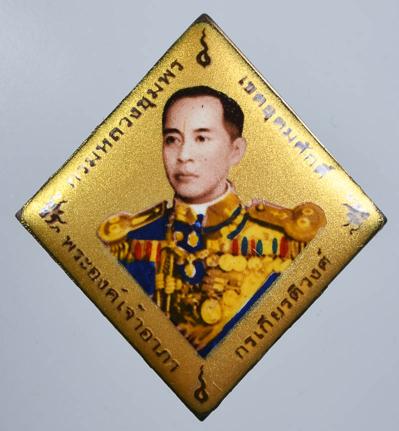 **ล็อกเก็ต บูรพาบารมี เสด็จเตี่ย หลวงพ่อรัตน์ วัดป่าหวาย เษกเดี่ยว ฉากทอง เลข 281 ต่ำกว่าจอง**