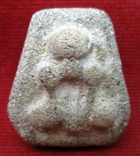 พระปิดตาผงกระดูกผี พิมพ์หกเหลี่ยม วัดโพธิ์ท่าเตียน กทม ปี 2485