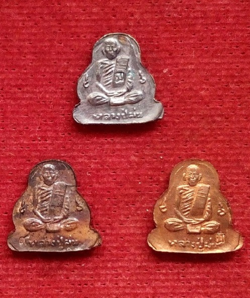 พระปิดตาแซยิด หลังรูปเหมือน เนื้อเงิน+นวะ+ทองแดง หลวงปู่ม่น วัดเนินตามาก ชลบุรี ปี35..เคาะเดียวแดง..