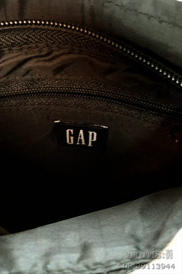 กระเป๋าสะพาย GAB สีดำ ข้างในมีช่องซิป ขนาด 16 x 19.5 เซนติเมตร