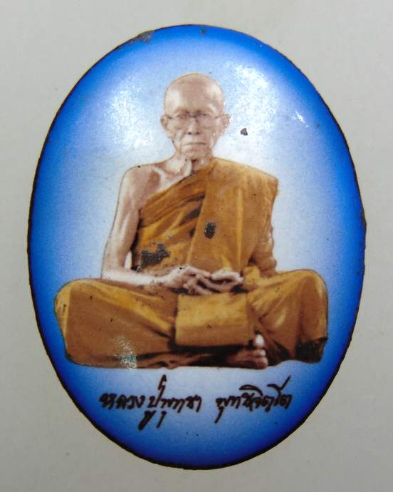 ๒๐ ล็อคเก็ตหลวงปู่พุทธา พุทฺธจิตฺโต วัดป่าหนองยาว จ.อุบลราชธานี ฝังพลอย ,ตะกรุด,เกศา