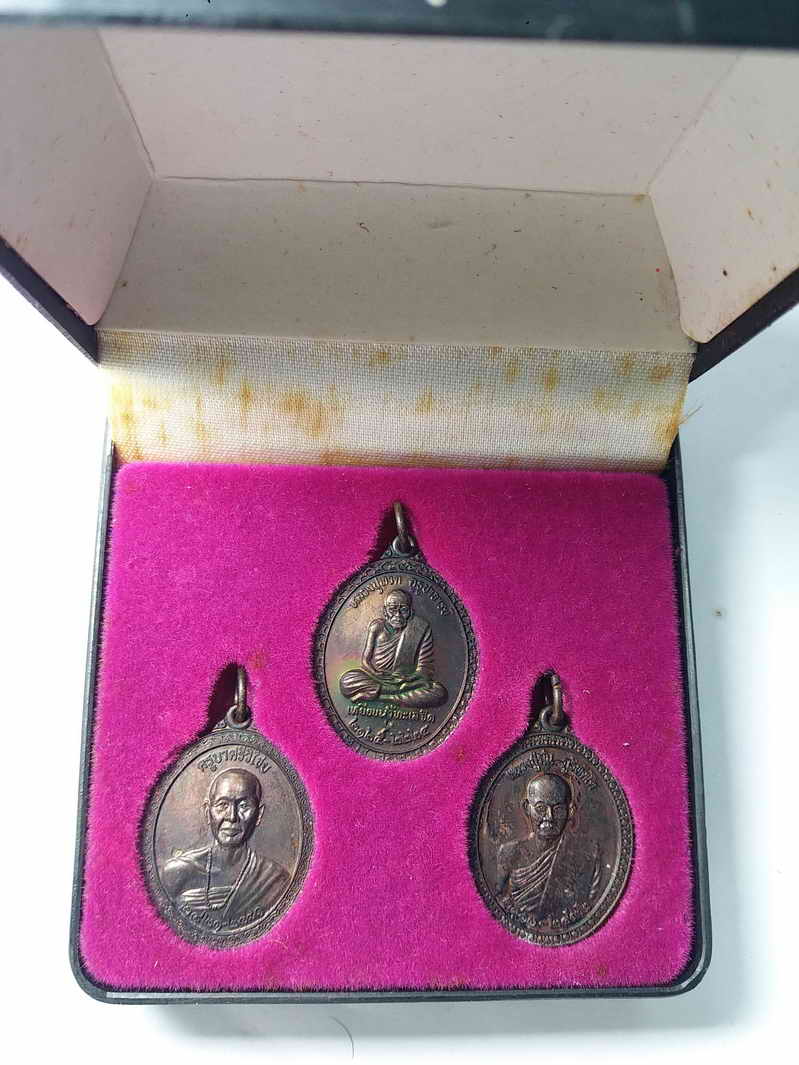 3 เหรียญ 100 บาท มาพร้อมกล่องเดิม เหรียญครูบาศรีวิชัย พระอาจารย์มั่น ภูริทัตโต หลวงปู่ทวด เหยียบน้