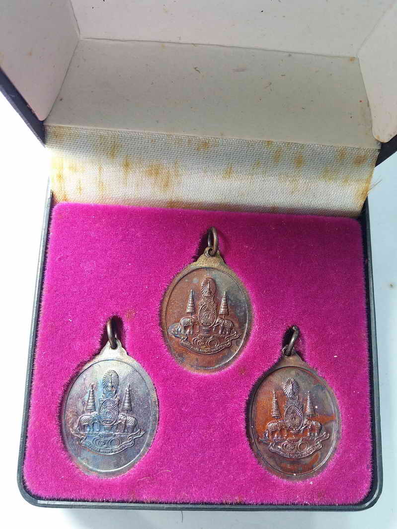 3 เหรียญ 100 บาท มาพร้อมกล่องเดิม เหรียญครูบาศรีวิชัย พระอาจารย์มั่น ภูริทัตโต หลวงปู่ทวด เหยียบน้