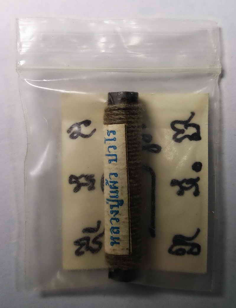 100 บาท ตะกรุด ภาพถ่ายจารมือ ด้วยปากกาเคมี หลวงปู่แผ้ว ปวโร วัดกำแพงแสน ตะกรุดดอกนี้ยาว 4 cm ครับ ขน