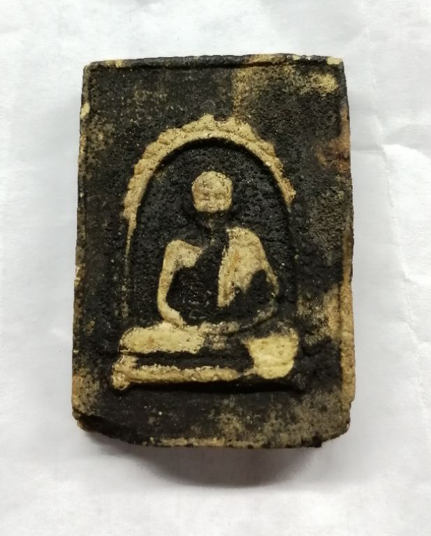 พระผงมงคลเกษม1ปี17สภาพพระโดนไฟใหม้มาครับ