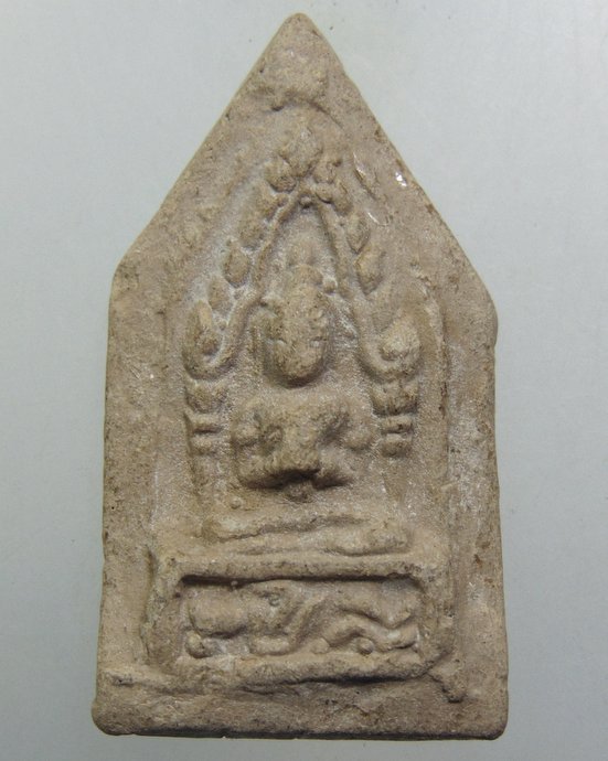 ๒๐ พระขุนแผนนั่งกุมาร เนื้อดิน