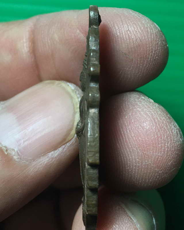 เหรียญใบสาเก  หลวงพ่อบ้านแหลม  ปี2514  บล็อกนิยมเนื้อทองแดงผิวไฟ (เคาะเดียวแดง)