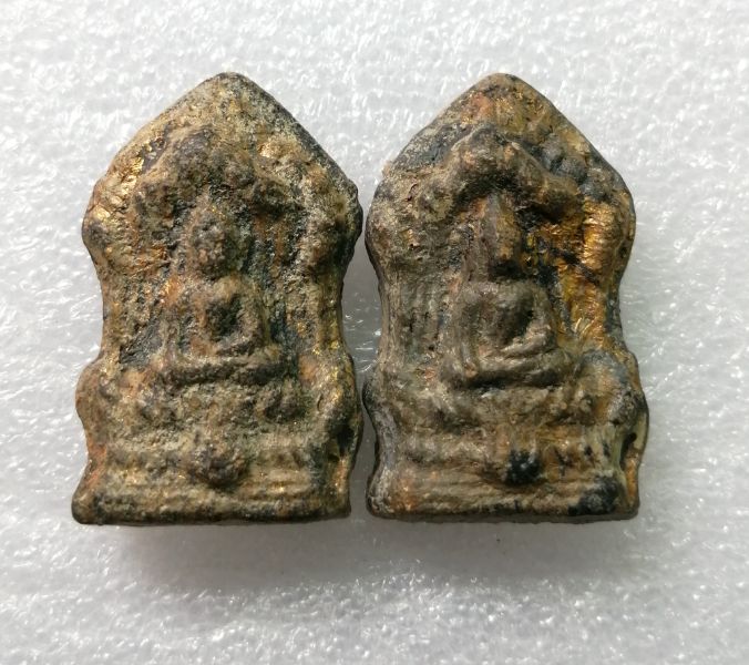 พระเนื้อดินกรุวัดประยูรวงศาวาสสวยๆ2องค์ครับ