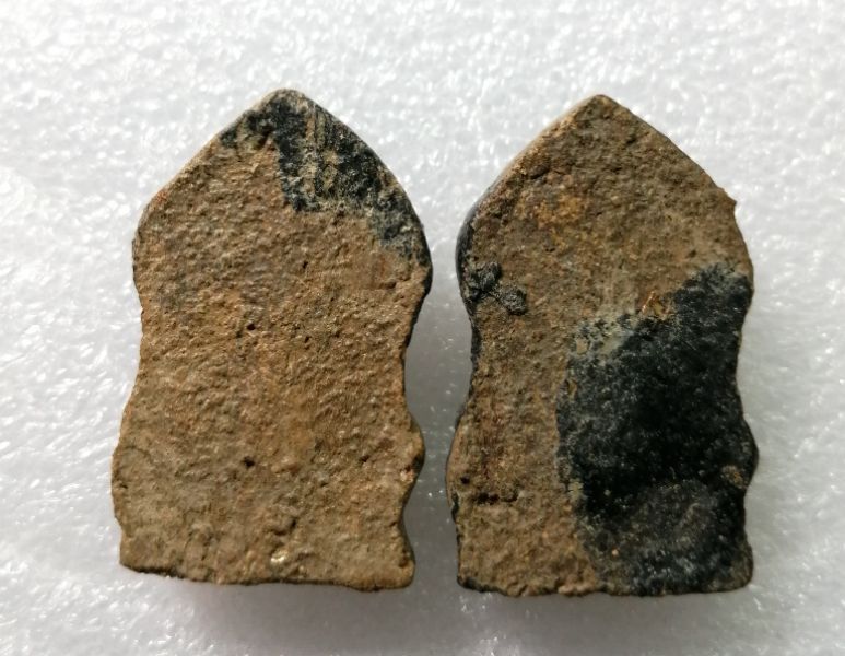 พระเนื้อดินกรุวัดประยูรวงศาวาสสวยๆ2องค์ครับ