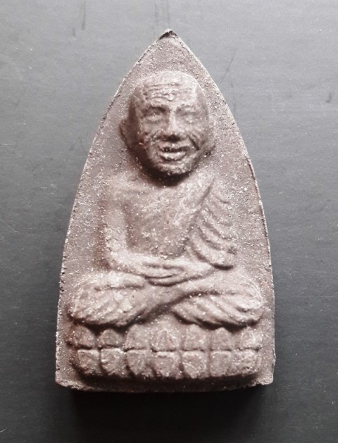 หลวงปู่ทวด วัดช้างให้ พระผงมงคล "รุ่นรวยทรัพย์" เนื้อว่านดำ พร้อมกล่องเดิม