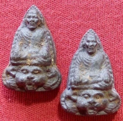 2องค์** พระผงเนื้อว่าน หลวงพ่อ(ทวด)ไกร วัดลำพระยา พิมพ์จิ๋ว ไม่ทราบปี 