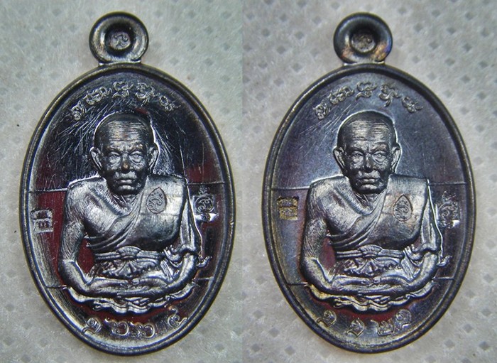 ๒ เหรียญหลวงปู่ทวด เหรียญเม็ดแตงเนื้อทองแดงรมดำตอกโค๊ด,เลข ออกวัดหนองเอี่ยวในจ.สระบุรี เคาะเดียวครับ