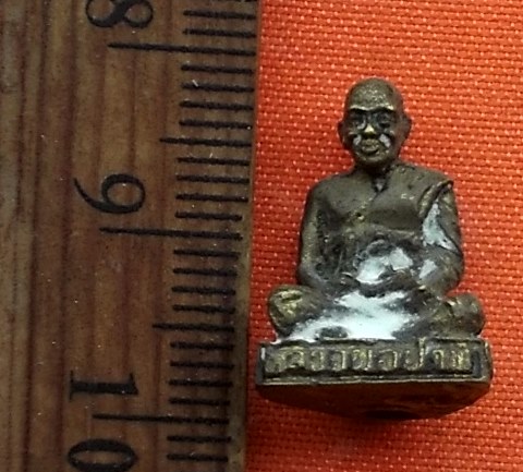 เริ่ม 10 บาท กับ รูปเหมือนหลวงพ่อปาน (พระครูพิพัฒน์นิโรธกิจ). วัดมงคลโคธาวาส อ.บางบ่อ จ.สมุทรปราการ 