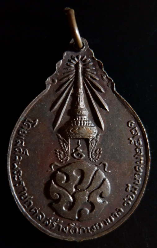 เปิดราคาแบบแบ่งปันครับ เหรียญหลวงปู่แหวน สุจิณโณ ปี ๒๕๒๑ สภาพใช้พอสวยครับ 