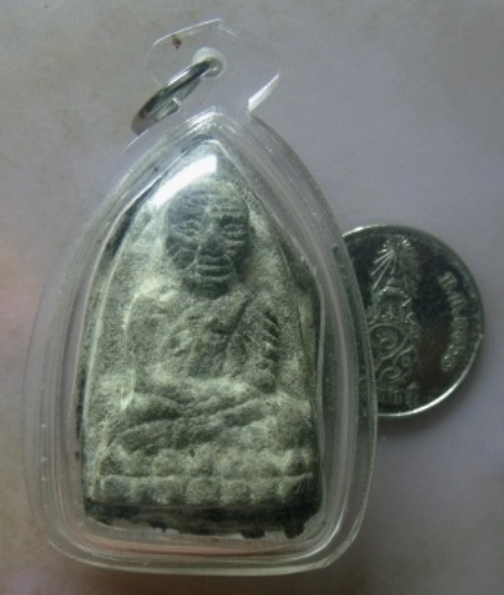 **วัดใจ**หลวงปู่ทวดเนื้อว่านหลังเจดีย์ กรรมการ ฝังตะกรุด 9 ดอก อ.นอง วัดทรายขาว ปี ๒๕๓๕**เลี่ยมสวยๆ