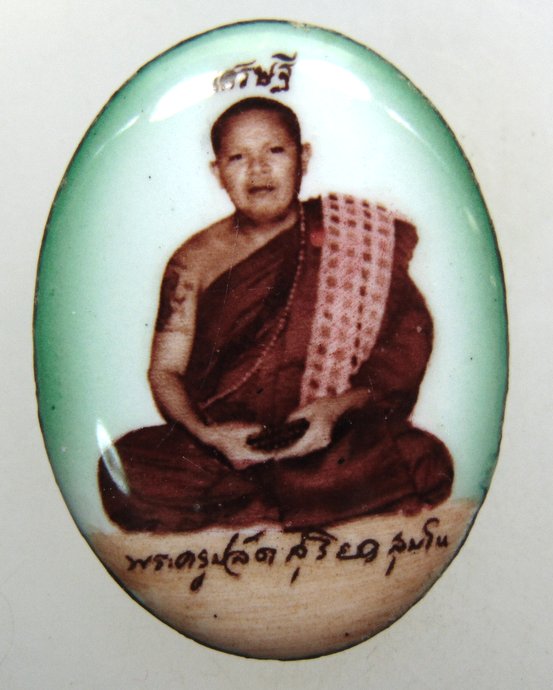 ๒๐ล็อคเก็ตเศรษฐีรุ่นแรกพระครูปลัดสุริยา สุมโน(ญาครูน้อย) วัดหลวงปู่คำบุนิมิตร จ.อุบลราชธานี