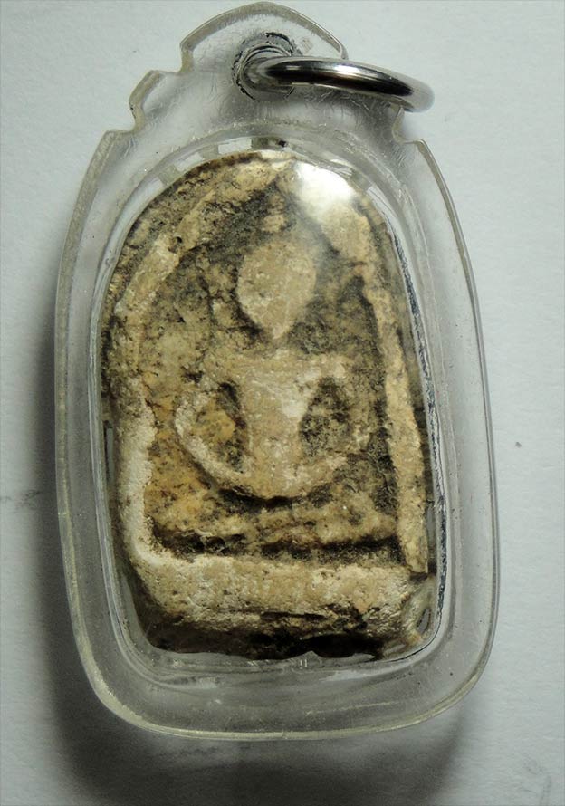 พระกรุวัดเงิน คลองเตย พิมพ์ซุ้มกอ เลี่ยมพลาสติกพร้อมใช้งานครับ