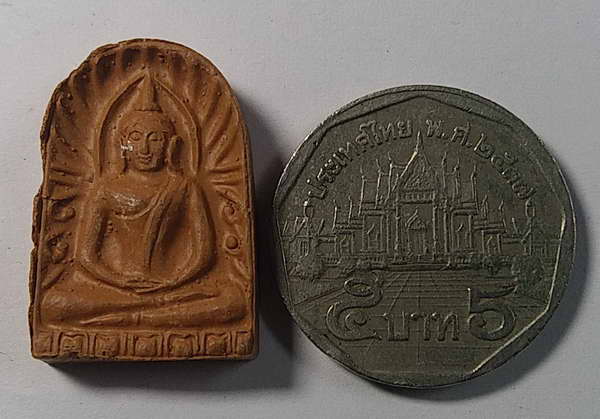 พระซุ้มกอเนื้อดินเผา หลังพระนามย่อ สธ. ไม่ทราบที่ครับ