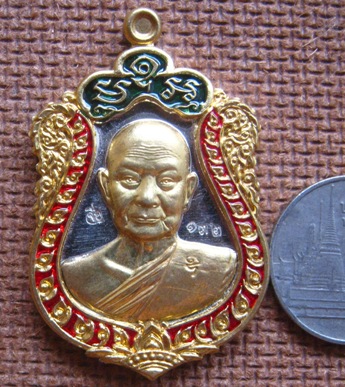 เหรียญเสมามงคลจักรวาล8ทิศ หลวงปู่จื่อ วัดเขาตาเงาะ ชัยภูมิ ปี59เลข132 อัลปาก้าหน้าทองทิพย์ลงยา+กล่อง