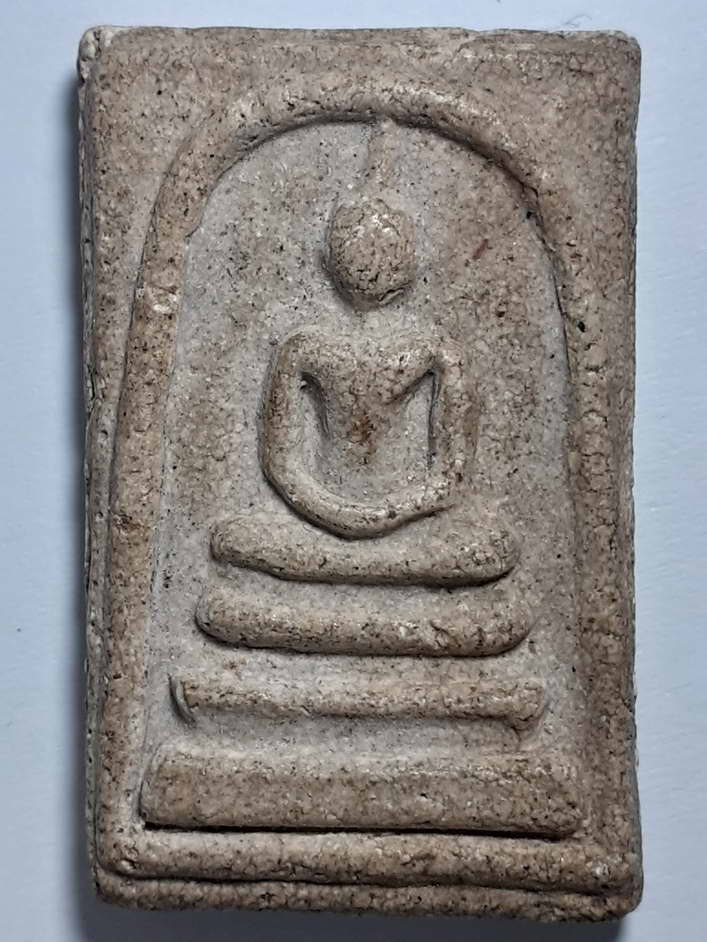 100 บาทครับ พระสมเด็จเนื้อผง เนื้อหาผมว่าเก่ามีอายุ แต่ก็คงจะเป็นยุคหลังครับไม่ทราบที่ เชิญครับไ