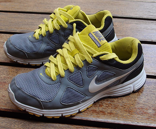 รองเท้า NIKE REVOLUTION ของแท้ พื้นเหลืองเชือกเหลือง upper เทา
