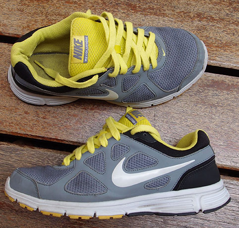 รองเท้า NIKE REVOLUTION ของแท้ พื้นเหลืองเชือกเหลือง upper เทา