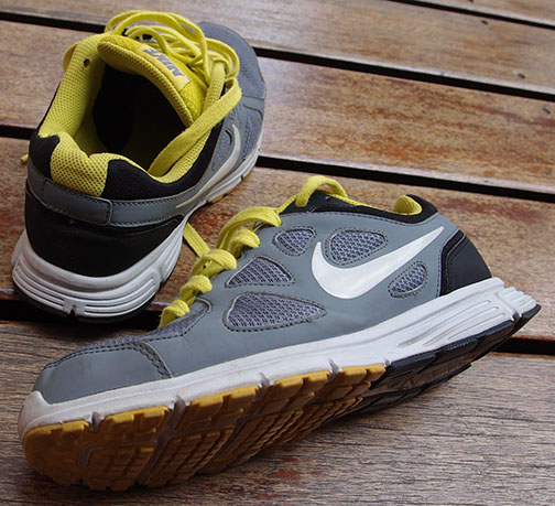 รองเท้า NIKE REVOLUTION ของแท้ พื้นเหลืองเชือกเหลือง upper เทา