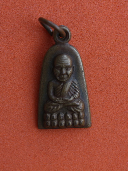 ((เคาะเดียวแดง)) เหรียญหลวงปู่ทวด หลังเท้าเวสสุวรรณ วัดห้วยมงคล+กล่องเดิม 