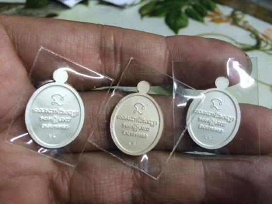 วัดใจต่ำกว่าทุน เม็ดแตงเนื้อเงินลงยา หลวงพ่อทวด รุ่น พ่อท่านเขียวอุปถัมภ์ ( กลันตัน ๕๔ ) รายการที่ 5