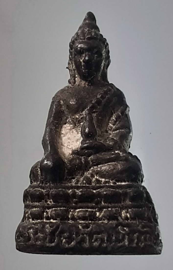 30 บาท รูปหล่อพระชัยวัฒน์ขนาดปลายนิ้วก้อยเขย่าไม่มีกริ่งนะครับเพราะเป็นพระชัยวัฒน์