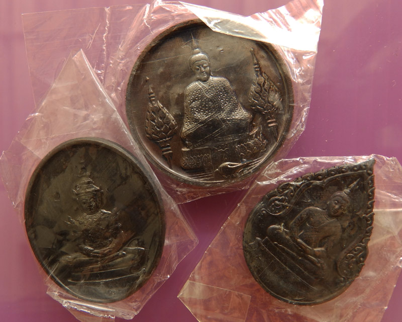 11.ครบชุด สวยๆ..เหรียญพระแก้ว หลังภปร. ฉลองกรุงรัตนโกสินทร์ 200 ปี พ.ศ. 2525 บล็อคพระราชศรัทธา ซองพล