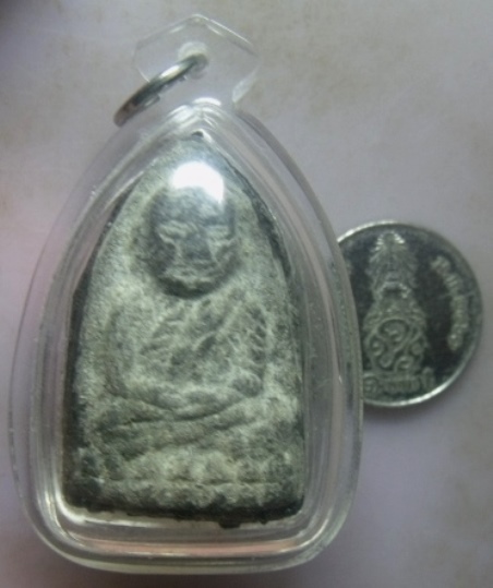 **วัดใจ**หลวงปู่ทวดเนื้อว่านหลังเจดีย์ กรรมการ ฝังตะกรุด 9 ดอก อ.นอง วัดทรายขาว ปี ๒๕๓๕**เลี่ยมสวยๆ