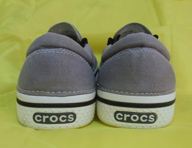 ถูกขนาดนี้ ไม่เคาะไม่ได้แล้ว....รองเท้าลำลองสำหรับสุภาพบุรูษ ของ crocs
