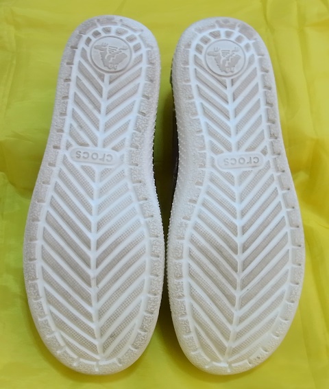 ถูกขนาดนี้ ไม่เคาะไม่ได้แล้ว....รองเท้าลำลองสำหรับสุภาพบุรูษ ของ crocs