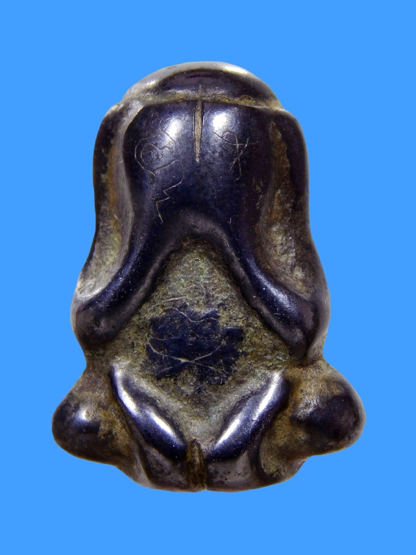 พระปิดตา หลวงปู่จันทร์ วัดบ้านยาง จ.นครปฐม พิมพ์หูกระต่าย เนื้อเมฆพัด