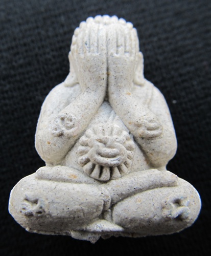 พระผงปิดตารวยทันใจ หลวงปู่หมุน ฐิตสีโล เนื้อผงงาช้างผสมผงกสิณ (ไม่ฝังชนวนพระแก้วมรกต)