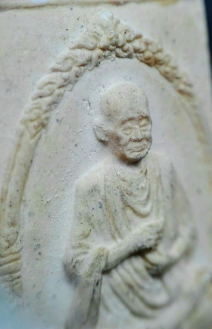 พระสมเด็จ พิมพ์รูปเหมือน118 ปี วัดระฆัง ปี2533 สวยๆ หน้าตา เส้นสายคมชัด+คราบแป้ง + ขี้ผึ้งรองพิมพ์ 