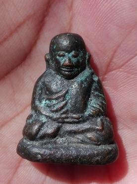 รูปหล่อ หลวงพ่อเงิน วัดบางคลาน ปี28 รุ่น ปืนแตก เศียรกลม เนื้อเก่าเดิมๆ มีคราบเบ้าและคราบเนื้ออมสนิม