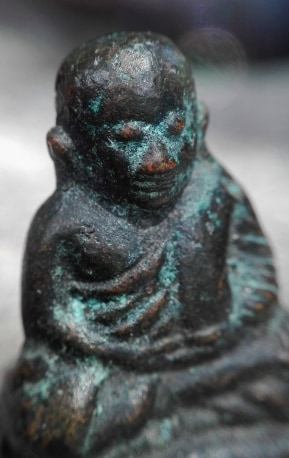 รูปหล่อ หลวงพ่อเงิน วัดบางคลาน ปี28 รุ่น ปืนแตก เศียรกลม เนื้อเก่าเดิมๆ มีคราบเบ้าและคราบเนื้ออมสนิม