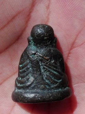 รูปหล่อ หลวงพ่อเงิน วัดบางคลาน ปี28 รุ่น ปืนแตก เศียรกลม เนื้อเก่าเดิมๆ มีคราบเบ้าและคราบเนื้ออมสนิม